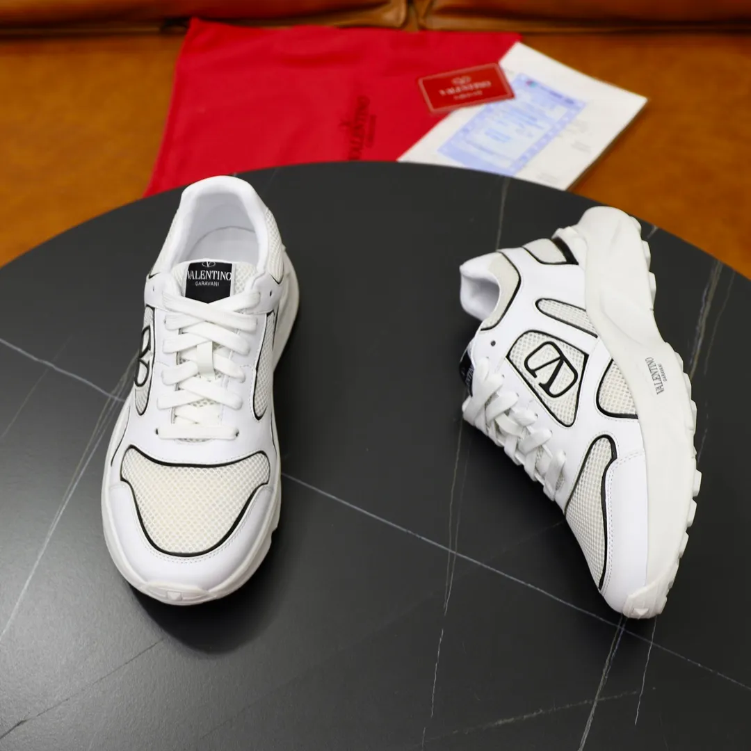 Ex-factory price: 460💰VALENTINO/Valentino 2025s men's latest low-top thick-soled sports shoes are shipped. Made with heavy industry, men's fine casual sports shoes, versatile style. Made of fabric mesh upper, rubber lines embellished with geometric segmentation upper, hand-sewn, novel and fashionable, rubber soles with rivet details on the front and back, VALENTINO GARAVANI LOGO printed on the side, and Valentino Garavani decorative inlay on the tongue. Logo, comfortable, breathable and durable on the feet! Comes with full original packaging! Code number: 38-39-40-41-42-43-44 (45 can be customized)